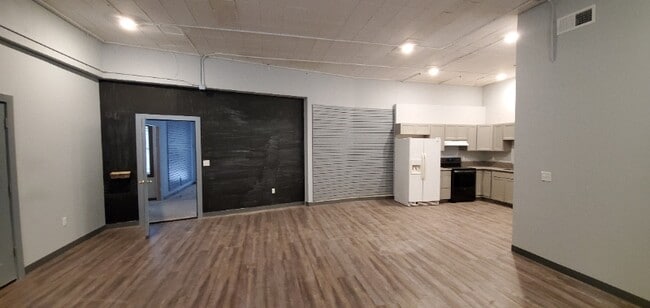 Building Photo - 1318 W 18th St N