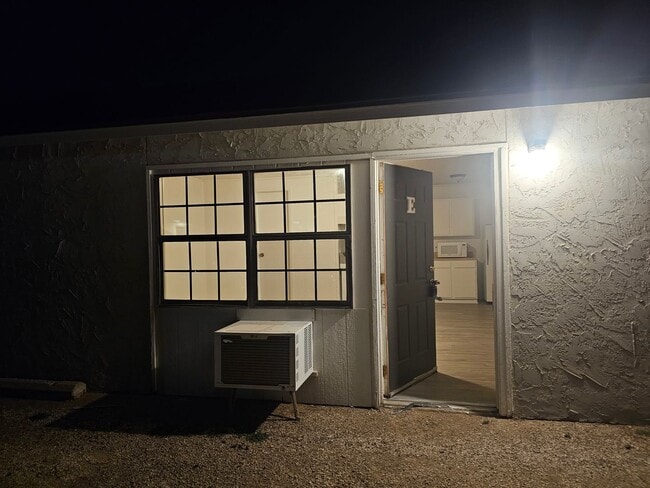 Building Photo - 2703 West 24th Street Unit 2703 W 24th, Apt E