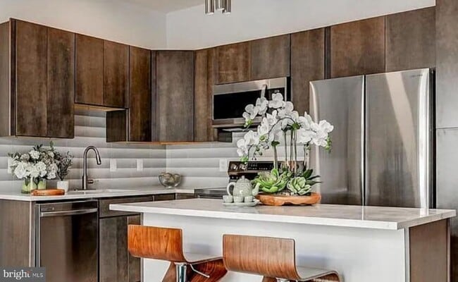 Building Photo - 421 S Broadway Unit 400