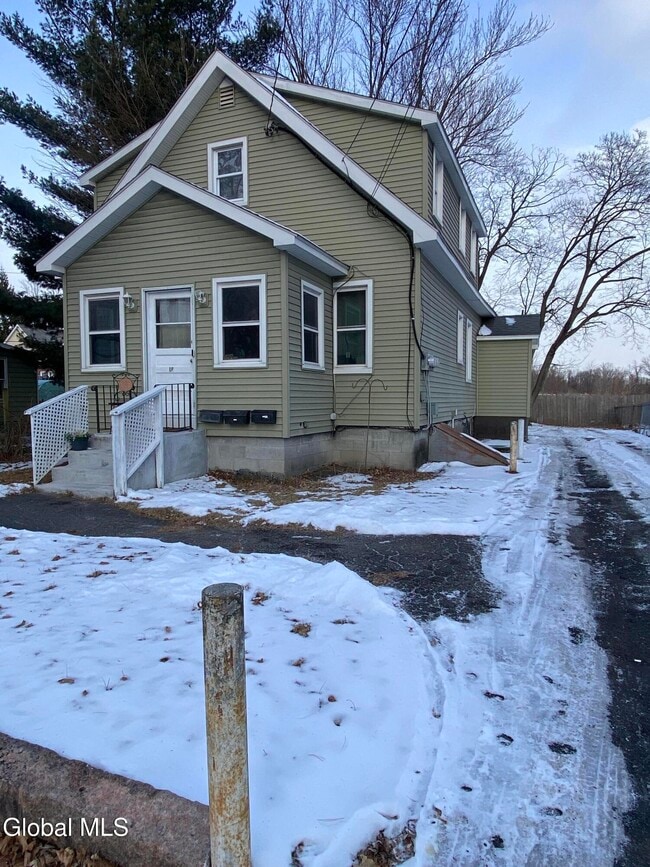 Building Photo - 18 Lily St Unit 2