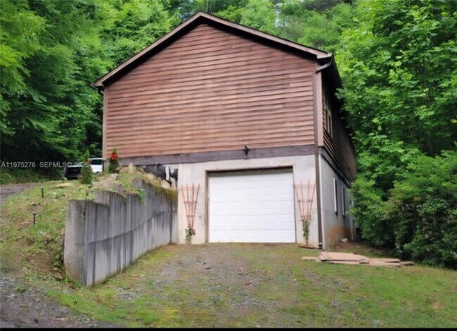 Photo - 320 Moss Hill Rd