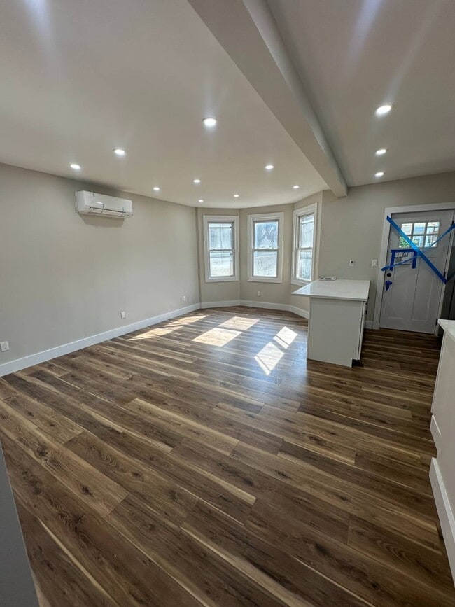Building Photo - 64-11 65th Pl Rental