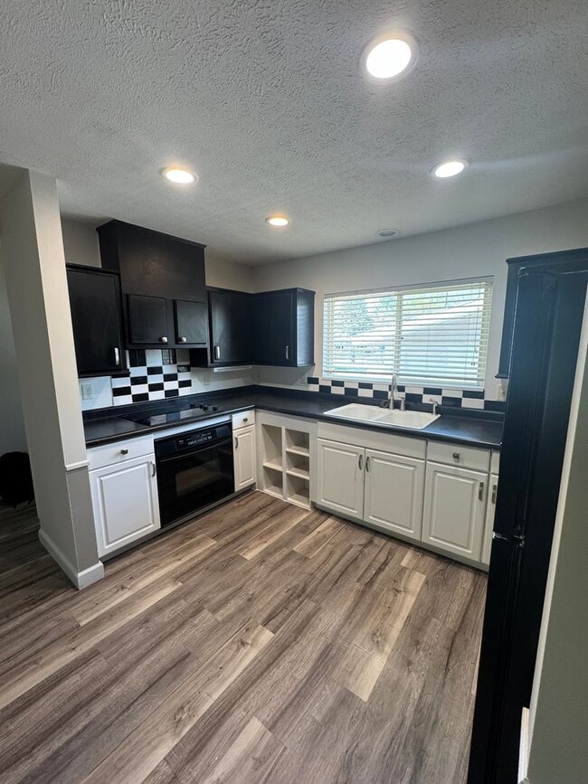 Building Photo - Blarney Stone Unit 2570