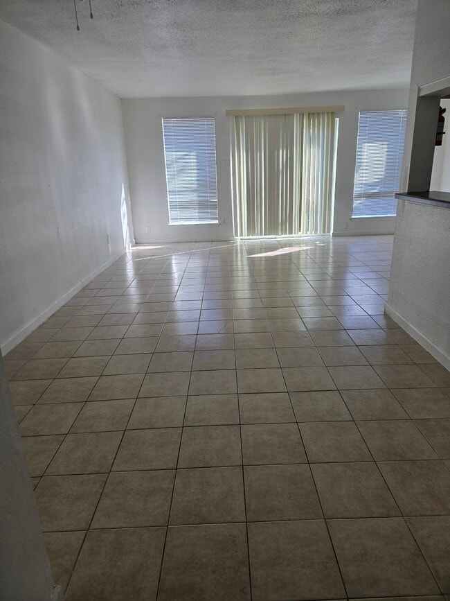 Back living - 15614 Weldon Dr