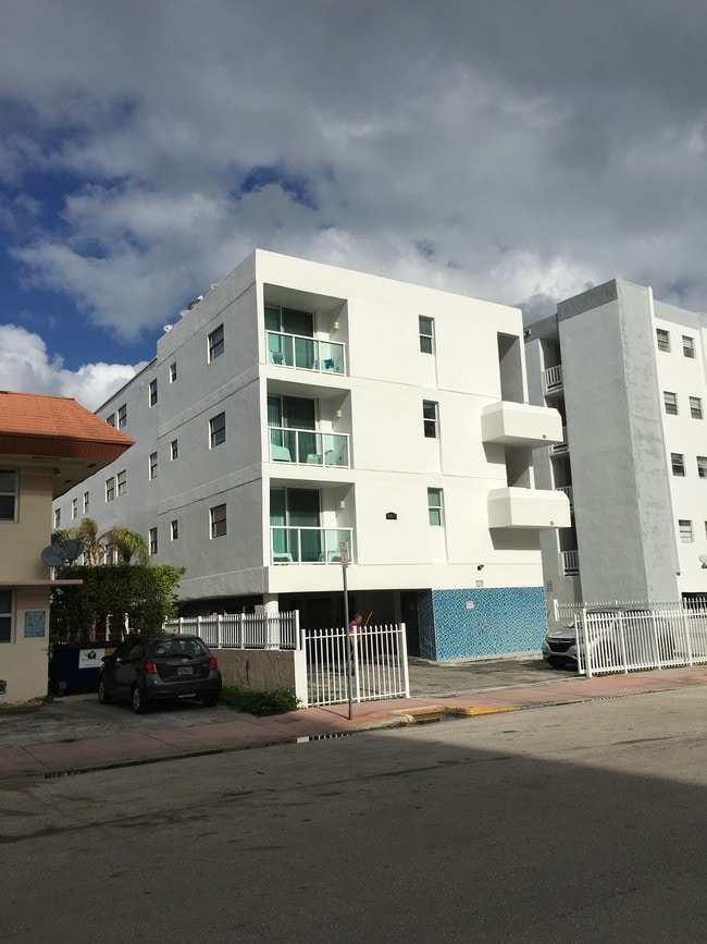 Building Photo - 2011 Bay Dr