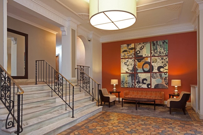 La Reine Apartments