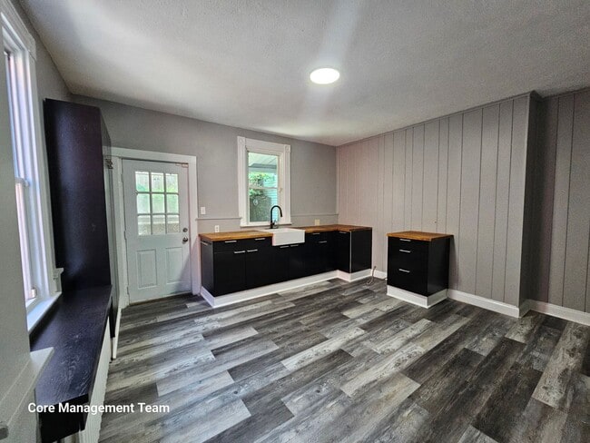 Photo - Update 2 bedroom House for Rent