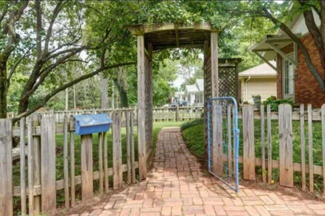 Photo - Spacious 3-Bedroom, 1-Bathroom Home AVAILABLE NOW!!