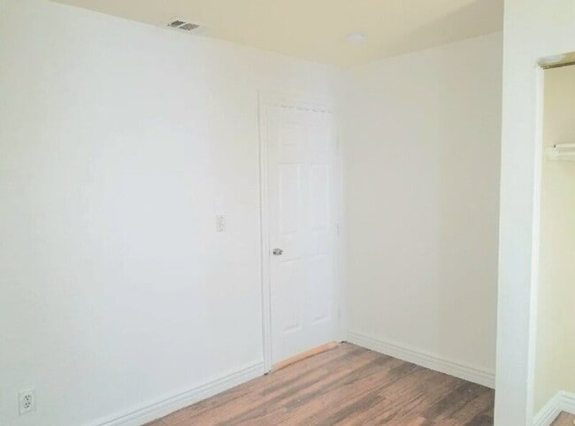 Photo - 844 W 54th St