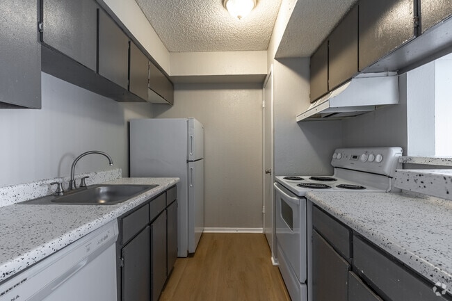 2BR, 2BA - 827SF - Kitchen