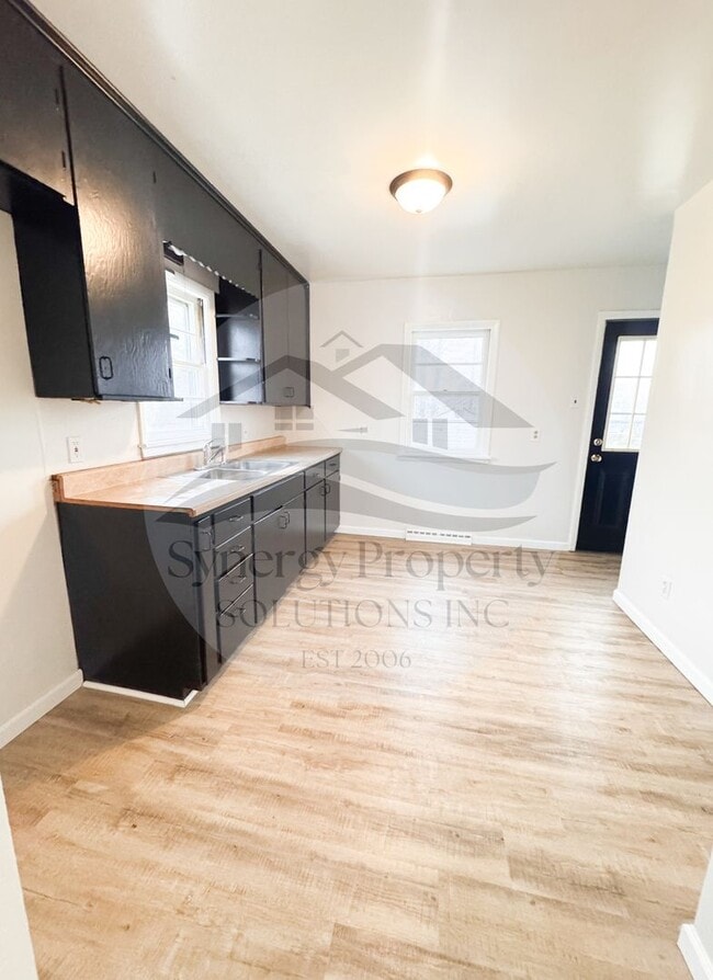 Building Photo - Crestline Home Available Now