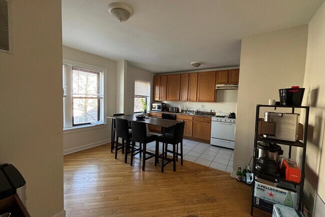 Photo - 3321 N Lakewood Ave Unit 3325-2