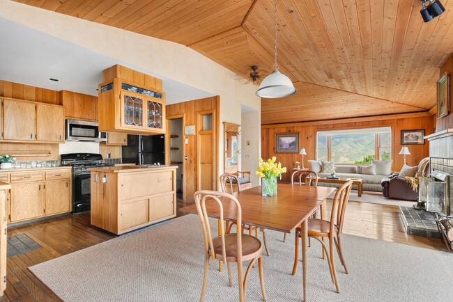 Photo - 2020 Juniper Hill Rd House