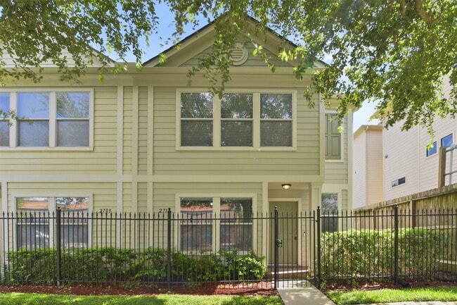Building Photo - 2711 Polk St Rental