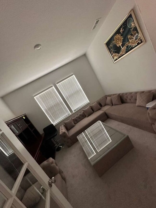 2302 S Stonehill Wy