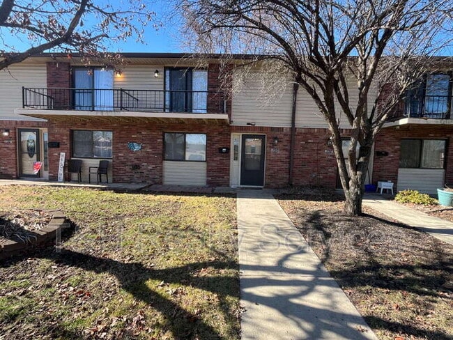 Building Photo - 1090 Greenwood Trail W Dr