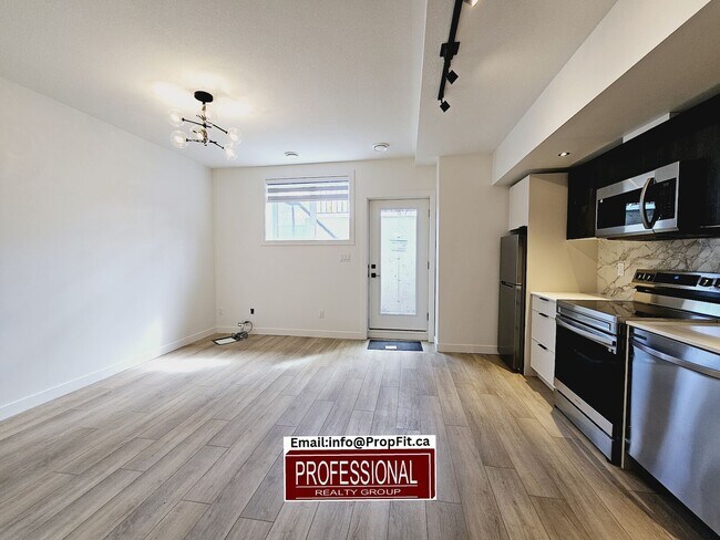 Photo - 15912-15996 96 Ave NW