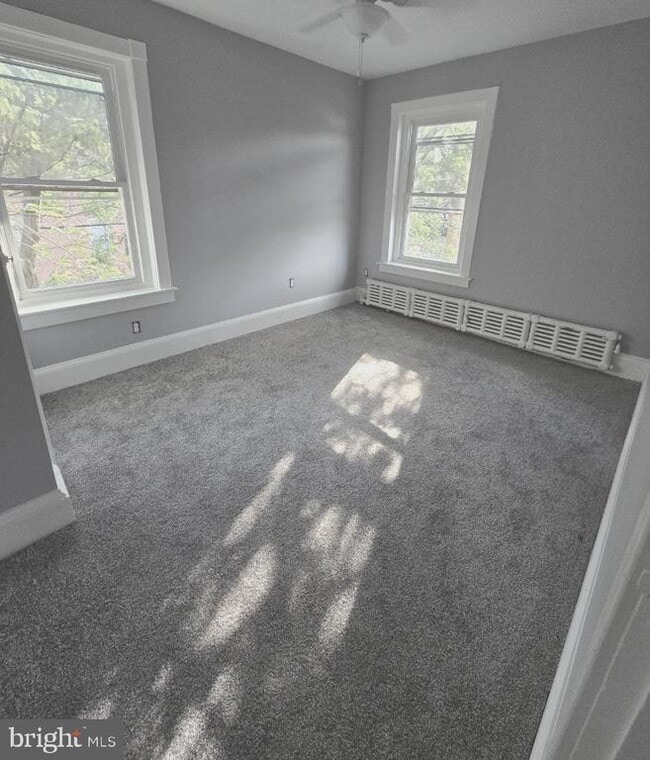Photo - 393 N York St
