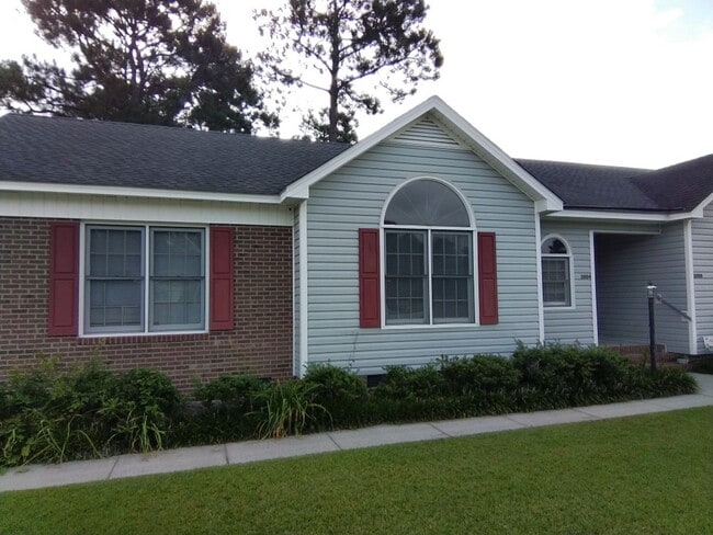 Building Photo - Duplex in Hope Mills! Rental