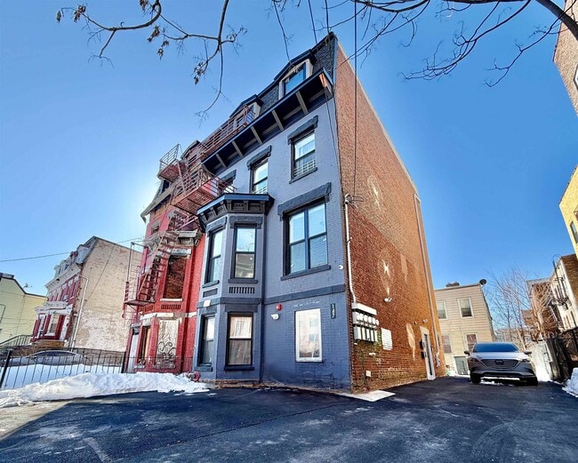 Building Photo - 147 Grant Ave Unit 2