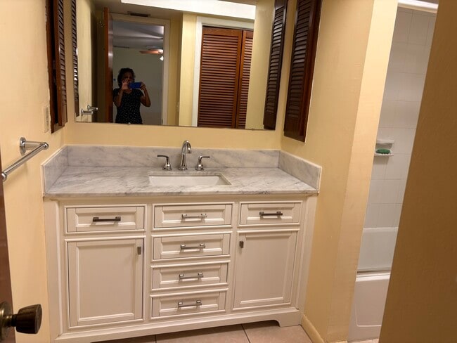 Guest bath - 1265 Kasamada Dr