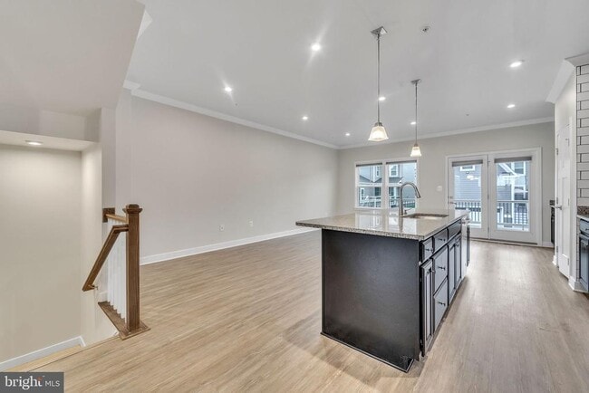 Photo - 641 Colindale St