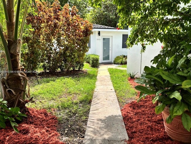 Building Photo - 1933 SW 17th Ct Rental