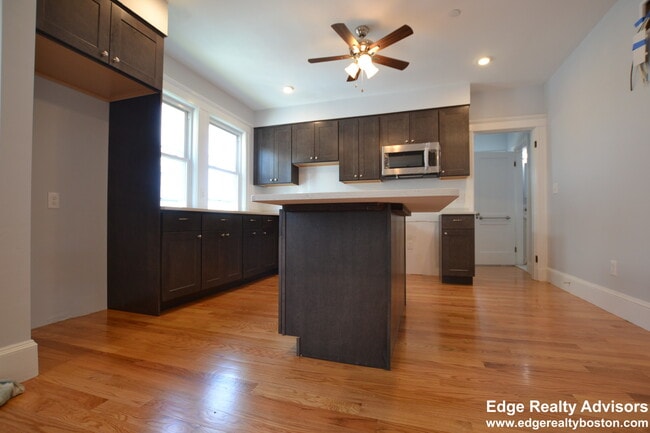 Building Photo - 72 Perthshire Rd Unit 2 Rental