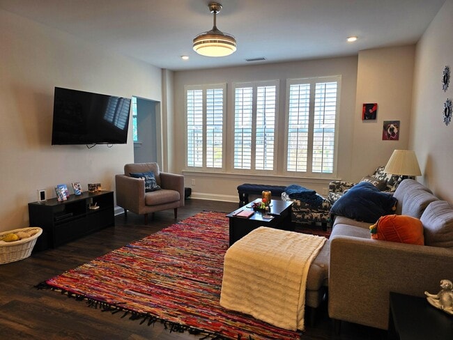 Photo - 4 Bedroom 3.5 Bathroom Townhome w/ Upgraded Finishes and fenced in yard. Located in the heart of ...