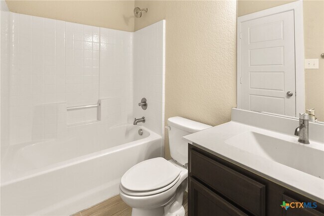 Photo - 541 Creekside Frst