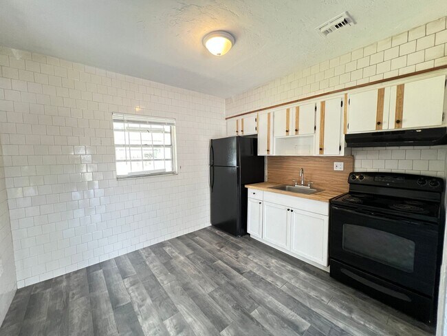 Photo - 2 Bedroom 1 Bath unit Move-In Ready Home in West Park!