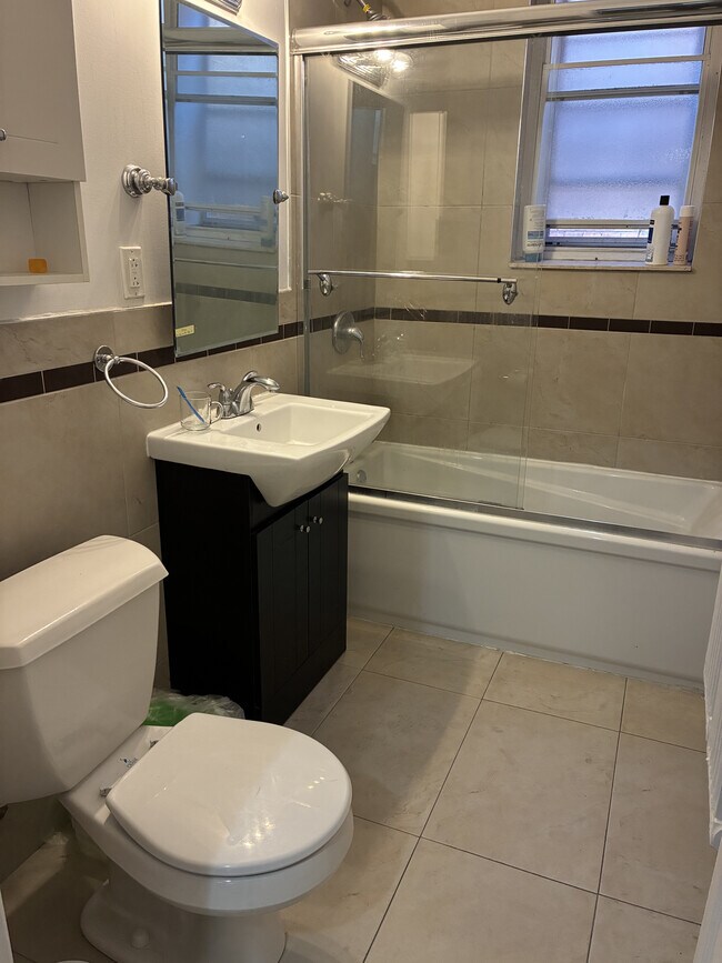 Photo - 3660 Hutchison