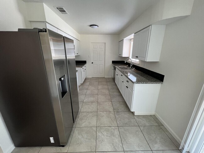 Photo - 945 De Moll Dr House