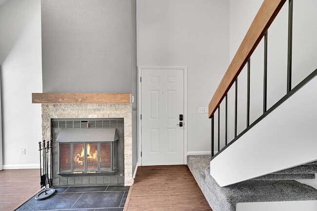 Building Photo - $2,195 - 1 Bed, 1 Bath Updated Lofted Cond... Unit Apt #F