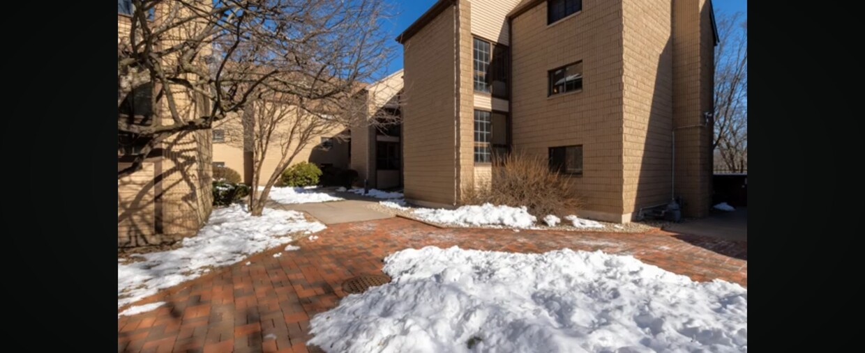Photo - 42 N Main St (West Hartford, CT)