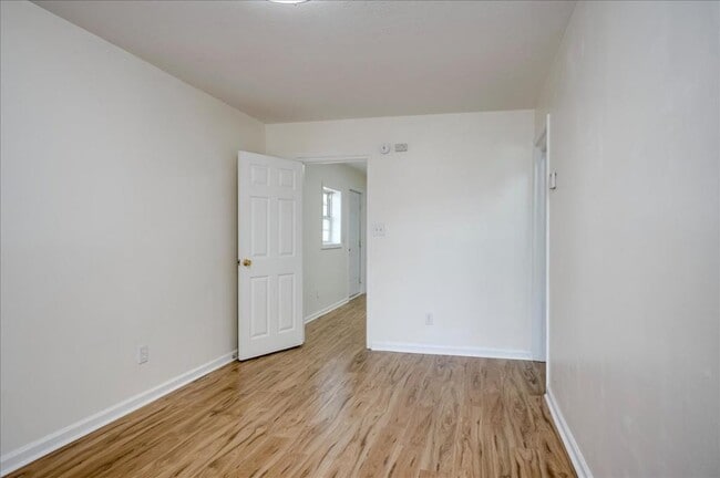 Photo - 953 Hopkins St