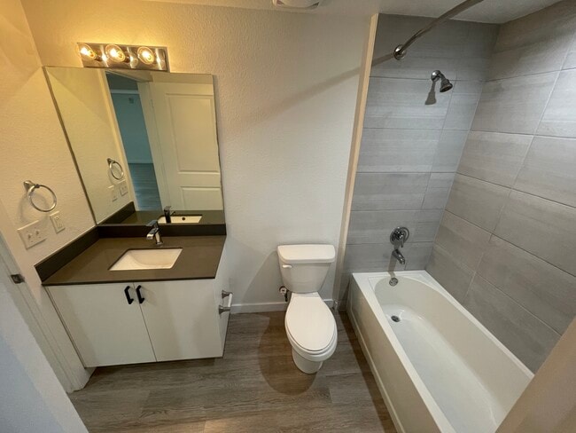 Guest Bath - Park Apartments