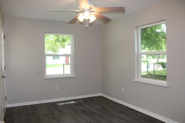 Photo - 1045 W Pecan St