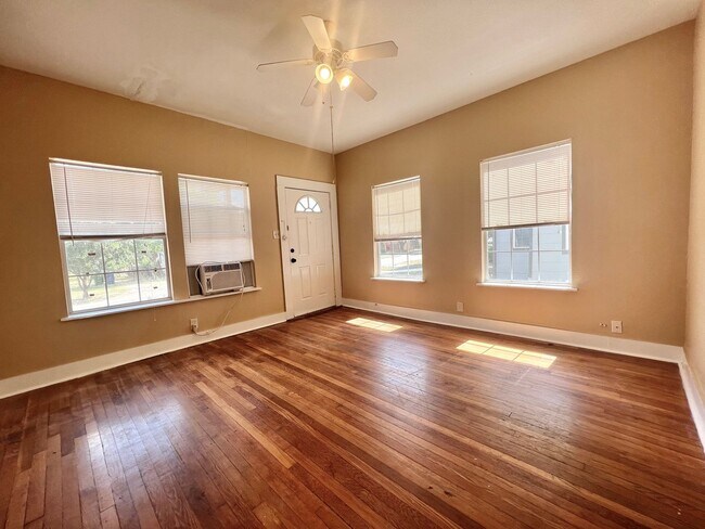 Photo - AMAZING!! 1 Bedroom 1 Bathroom Duplex In Highland Park!