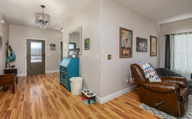 Photo - 404 Settler Dr