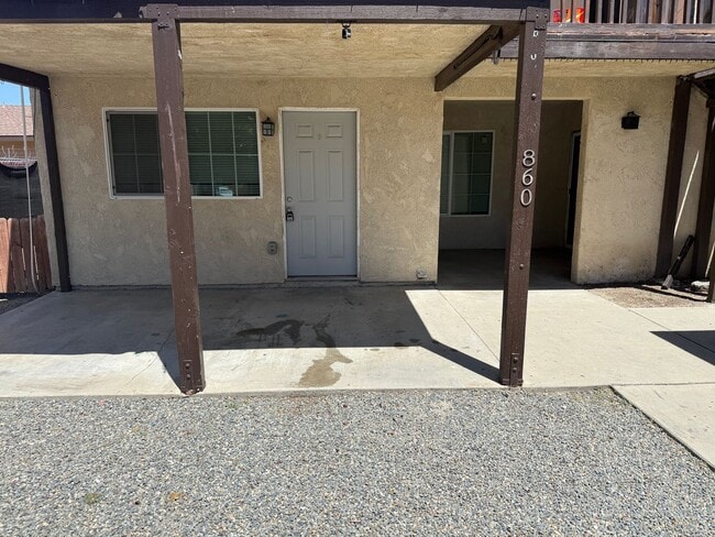 Building Photo - 2 Bedroom 2 Bath in Hemet!