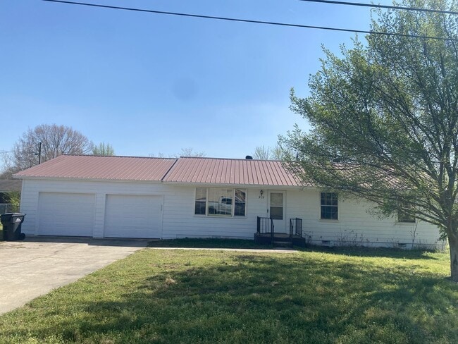 Building Photo - 3bed/2bath home on a HUGE FENCED LOT!!!!!!!!