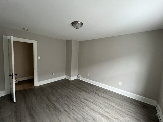 2-4 South Empire Street 2R
