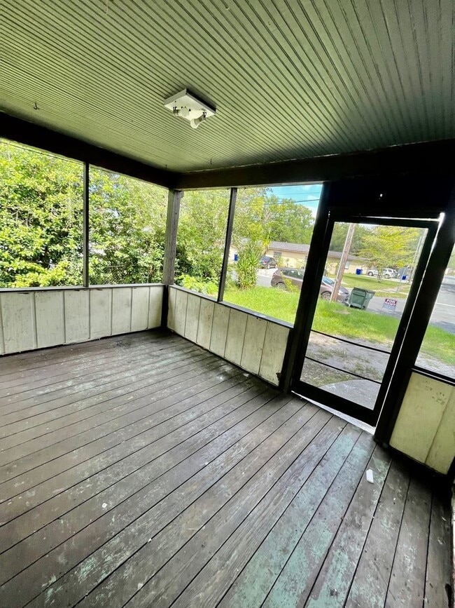 Photo - NICE 3BR/1BA Lakeland Home w/Large Covered Porch. NO APPLICATION FEE!