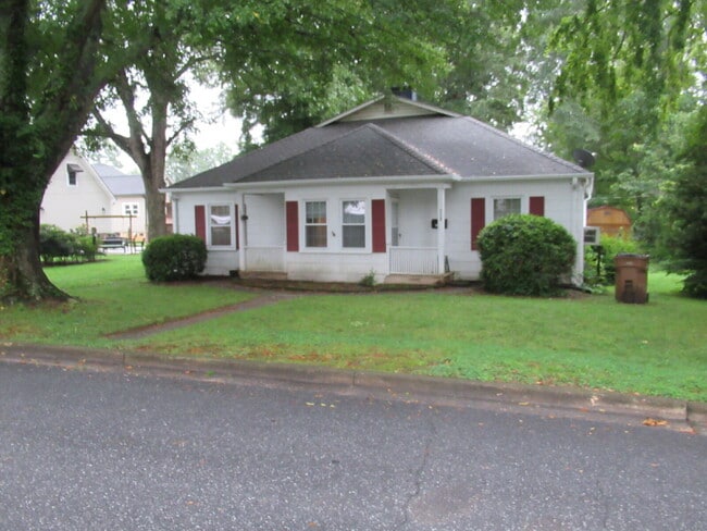 Building Photo - Downtown Lincolnton Duplex! Rental
