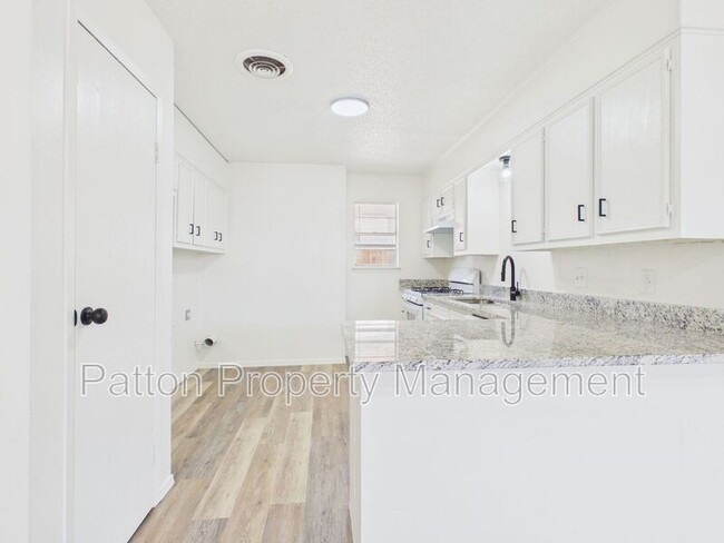 Photo - 1929 Howard Dr