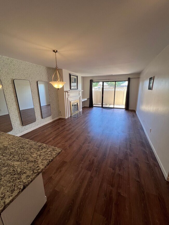 950 EAST RUE DE LA BANQUE STREET 117 CR... Unidad 117 Rental St