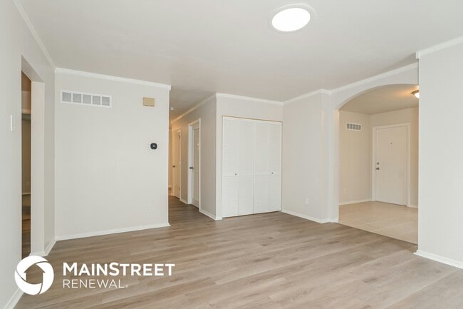 Photo - 900 Broadhurst Dr