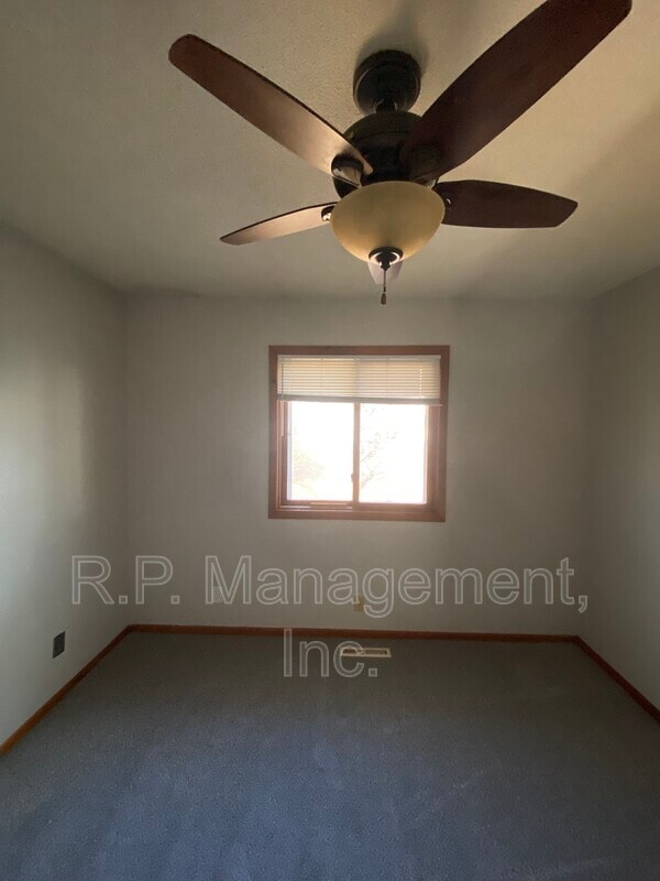 Photo - 1425 Meadowmoor Dr NE