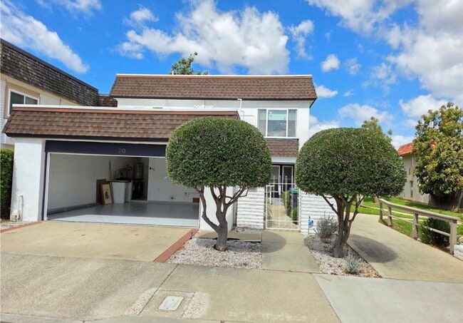 Building Photo - 20 Senisa